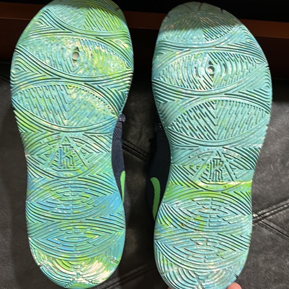 Size 10 (men)Kyrie ufo this is the best looking and newest shoe I have! - Picture 4 of 8